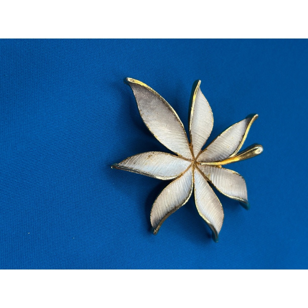 JJ Jonette Vintage White Enamel Gold Tone Leaf Brooch Pin Textured Botanical 70s